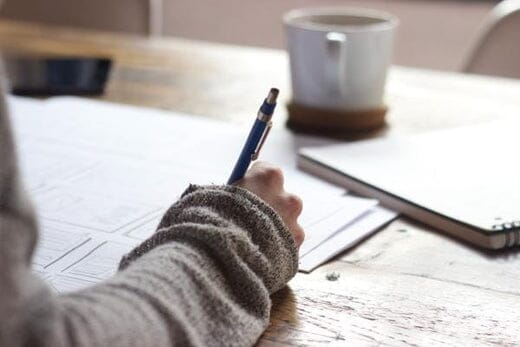 chambre en résidence universitaire inspectée contre les punaises de lit à la rentrée