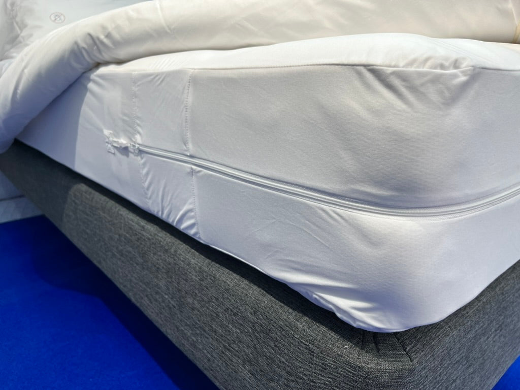 Housse de matelas anti-punaises SAFELIT fermée par zip sécurisé sur un sommier
